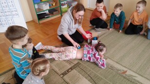 Masażysta wykonuje masaż na plecach dziecka