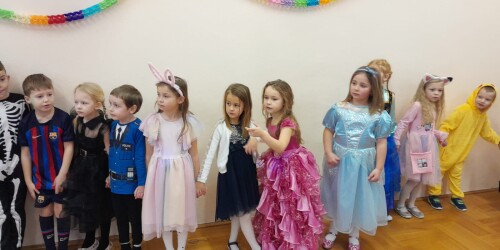 Dziewczynki prezentują się w balowych sukniach na balu
