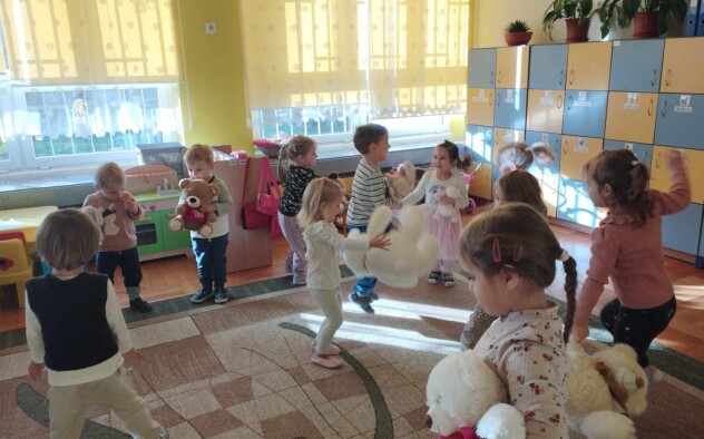 Dzieci tańczą z pluszowymi misiami