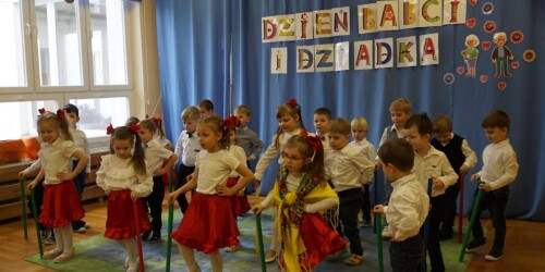 Dzieci tańczą taniec w parach