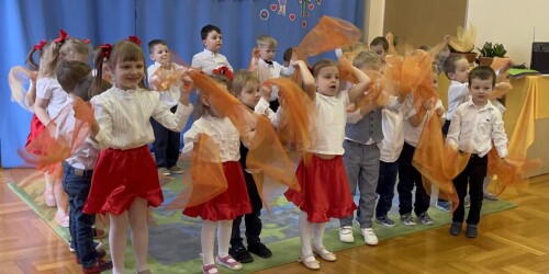 Dzieci tańczą z kolorowymi chustami